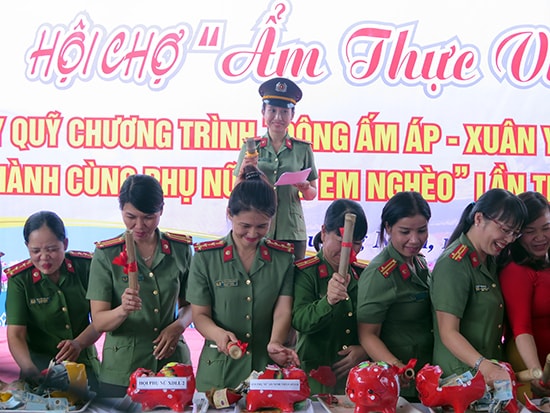 Ngày 20.10 năm nay, Hội Phụ nữ Công an tỉnh tổ chức hội chợ ẩm thực Việt và mổ heo đất để gây quỹ thực hiện chương trình 