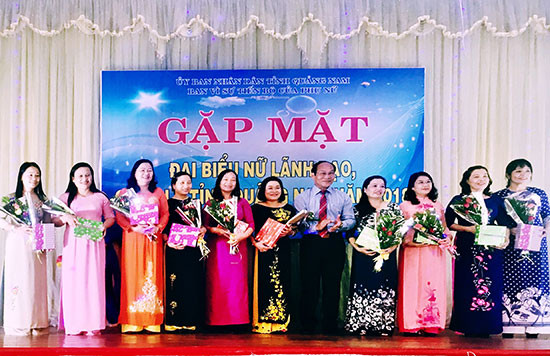 Chủ tịch Ủy ban MTTQ Việt Nam tỉnh - Võ Xuân Ca tặng hoa chúc mừng nữ quản lý, lãnh đạo tỉnh tai cuộc gặp mặt hôm qua 18.10. Ảnh: XUÂN HIỀN