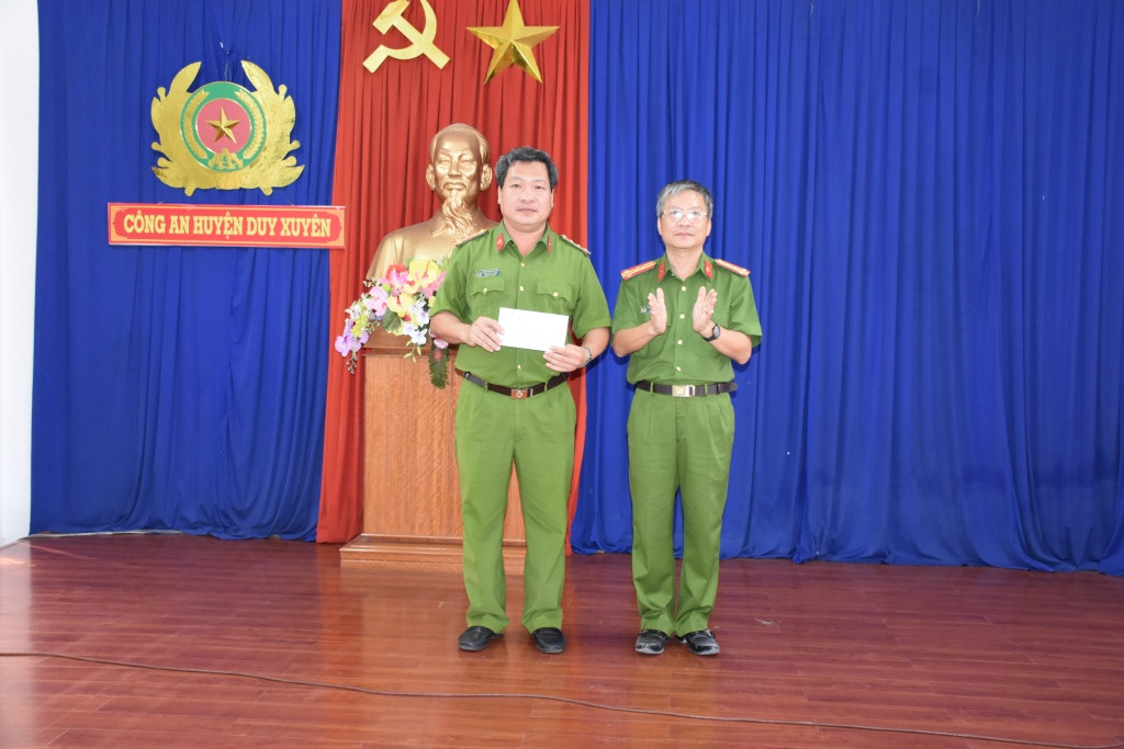 Đại tá Nguyễn Đức Dũng, Phó Giám đốc Công an tỉnh Quảng Nam trao giấy khen cho Công an Duy Xuyên. Ảnh: M.T