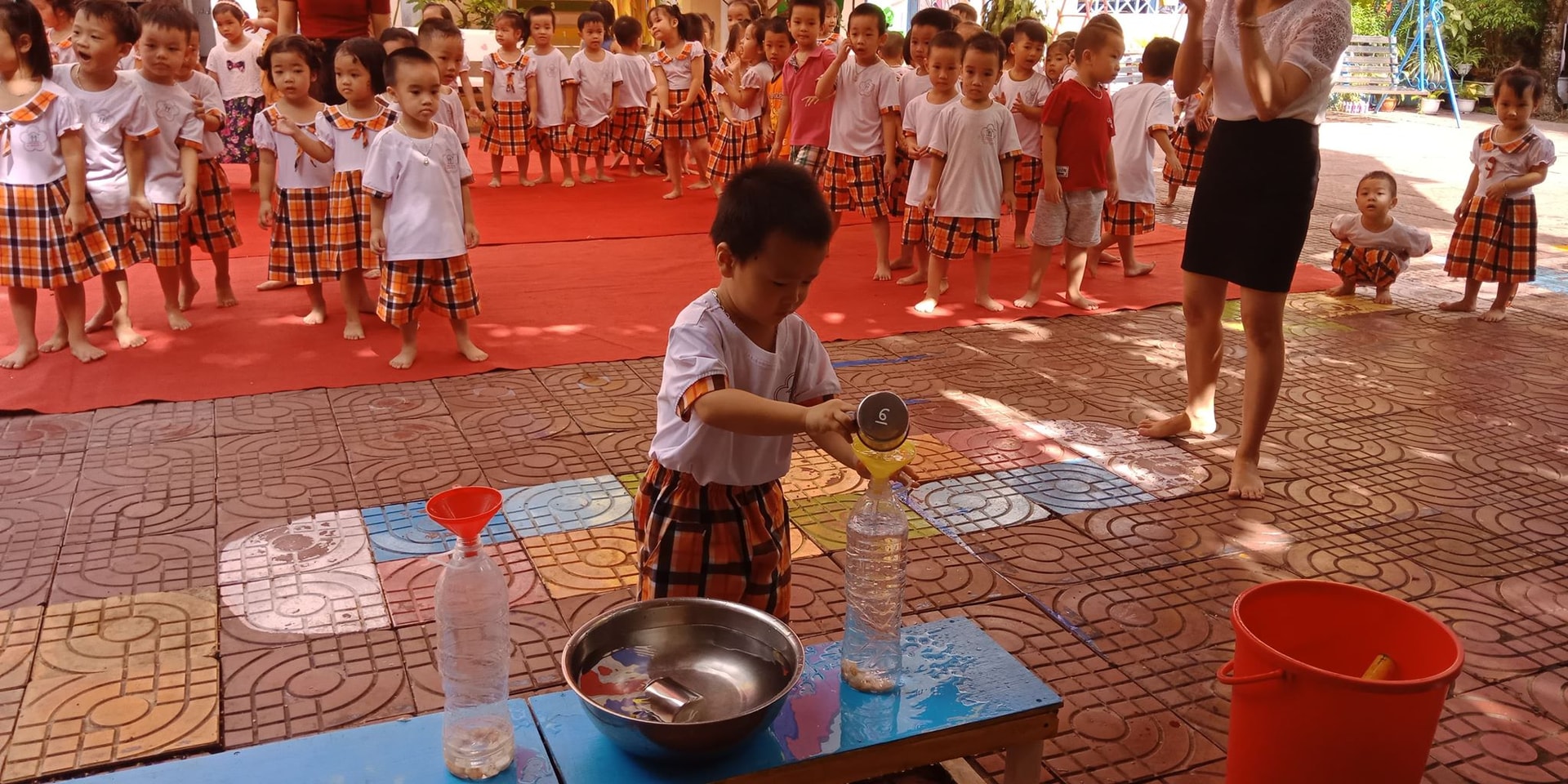 Các cháu Trường Mẫu giáo Hoa Mai trải nghiệm trò chơi dân gian. Ảnh: C.N