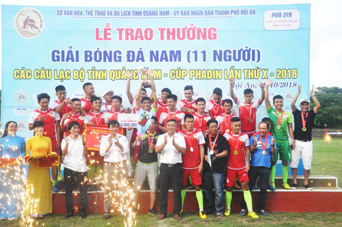 Niềm vui đoạt cúp vô địch của CLB Quý Tín Đại Việt Quế Sơn. T.V