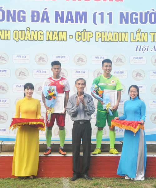 Trao giải thưởng cá nhân cho 2 cầu thủ của CLB Quý Tín Đại Việt Quế Sơn. Ảnh: T.V