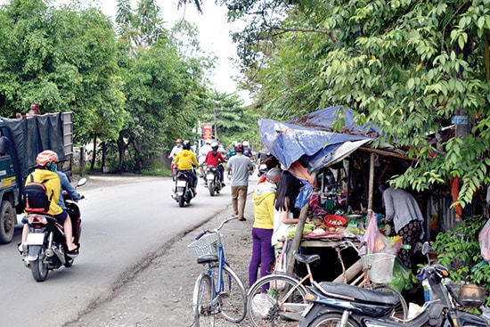 Chợ “chồm hổm” ven QL40B gây nguy cơ mất an toàn giao thông.Ảnh: C.T