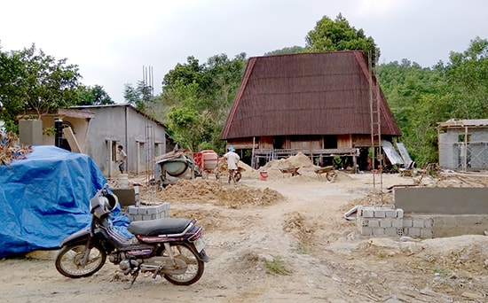 Công trình nhà văn hóa thôn đang được xây dựng ở Phước Trà. Ảnh: PHAN VINH