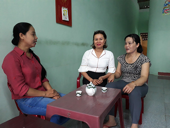 Chủ tịch Hội LHPN huyện Núi Thành - Võ Thị Kim Hoa (giữa) thăm, động viên hộ phụ nữ nghèo vươn lên trong cuộc sống. Ảnh: D.L