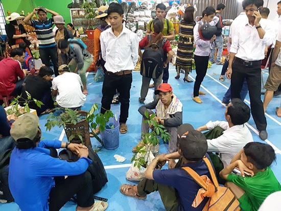 Ethnic people and their products on the ginseng market-days.