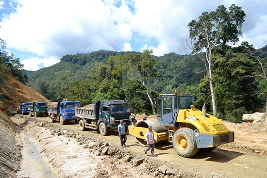 Nhà thầu tập kết phương tiện, máy móc và vật liệu thi công cấp phối đá dăm nền mặt đường. Ảnh: C.T