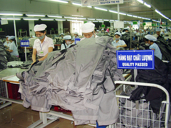 Việc có thêm nhiều doanh nghiệp FDI hoạt động trong lĩnh vực may mặc trên địa bàn Quảng Nam làm tăng áp lực cạnh tranh thu hút lao động. Ảnh: Đ.H