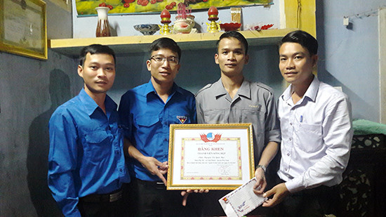 Lãnh đạo Tỉnh đoàn, Hội LHTN Việt Nam tỉnh tặng Bằng khen 
