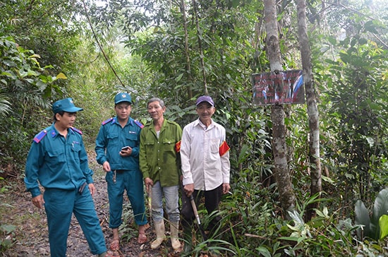 Đồng bào dân tộc thiểu số xã Sông Kôn (Đông Giang) tại lâm phận được giao khoán bảo vệ rừng. 