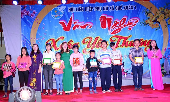 Hội LHPN xã Quế Xuân 1 trao quà cho những học sinh nghèo vượt khó học giỏi. Ảnh: N.P