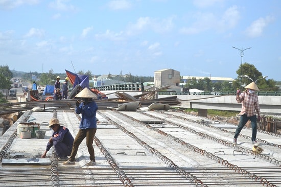 Chuẩn bị sẵn sàng cho khâu đổ bê tông bản mặt cầu. Ảnh: CT