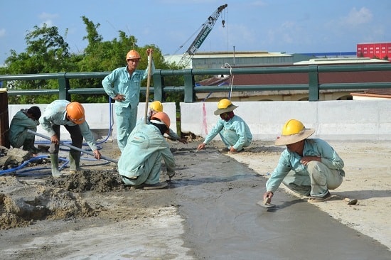 Liên kết bề mặt giữa các bản bê tông mặt cầu với nhau. Ảnh: CT