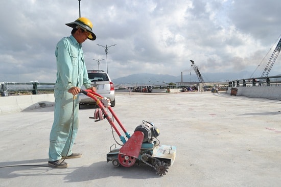 Vệ sinh bề mặt để thảm bê tông nhựa. Ảnh: CT