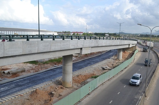 Nhờ thi công cuốn chiếu, hạng mục cầu dẫn này đã xong lắp đặt lan can và điện chiếu sáng. Ảnh: CT