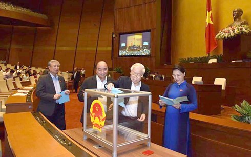 Các đại biểu Quốc hội bỏ phiếu kín lấy phiếu tín nhiệm 48 chức danh tại Kỳ họp thứ 6, Quốc hội khoá XIV