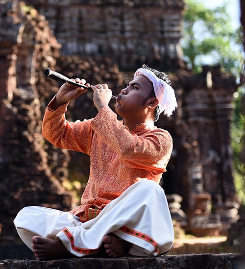 Kèn Saranai là là nhạc cụ thổi bằng hơi, gồm 3 phần: phần chuôi làm bằng đồng, bên trong có gắn lưỡi gà dùng để thổi, phần thân bằng gỗ và loa kèn. Các nghệ nhân thường ví kèn Saranai là phần đầu của bộ ba trống Paranưng, kèn Saranai, trống Ghi-năng, bởi tiếng kèn Saranai thường mở đầu cho mỗi điệu thức hay chuyển từ điệu này sang điệu khác.