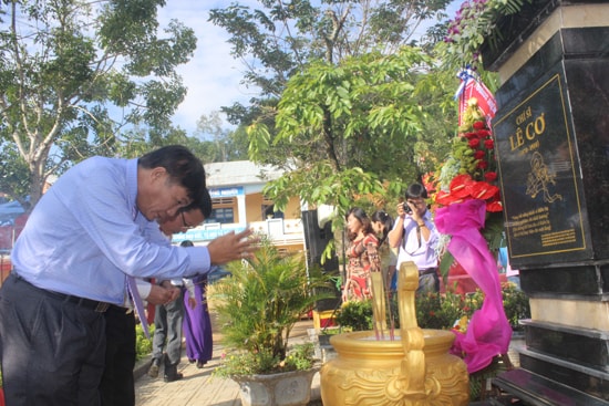 Lãnh đạo huyện Tiên Phước dâng hương tưởng niệm Cụ Lê Cơ. Ảnh: D.L