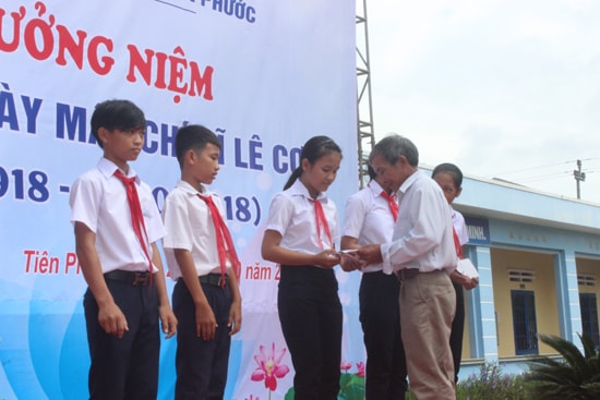 Học sinh Trường THCS Lê Cơ nhận quà từ gia tộc Lê. Ảnh: D.L