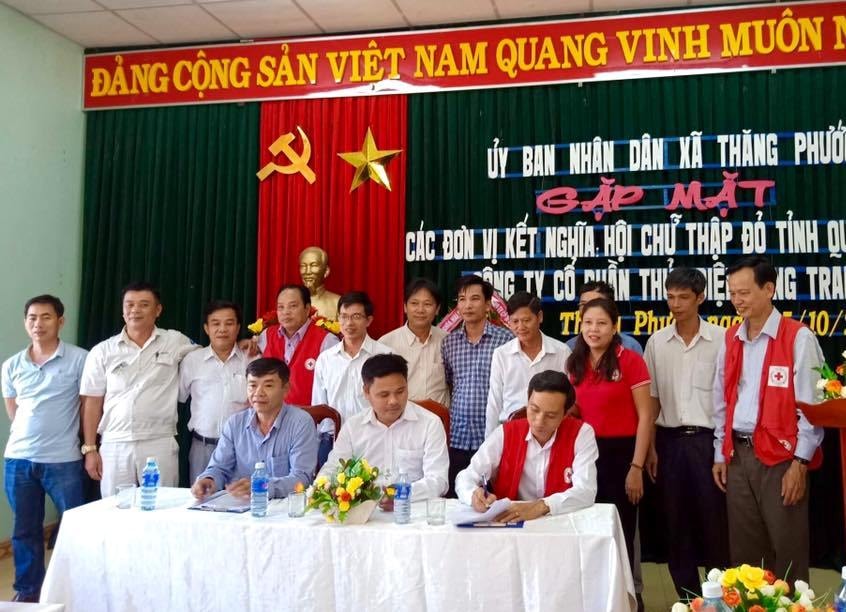 Các đơn vị ký kết chương trình kết nghĩa. Ảnh: PHAN CÔNG RY