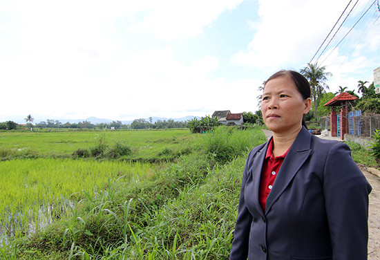Bà Trương Thị Thơ, công nhân quản lý thủy nông hồ Cao Ngạn. Ảnh: C.V