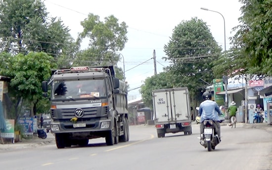 Xe có tải trọng nặng chạy với tốc độ nhanh trên quốc lộ 14H. Ảnh: VINH QUÂN