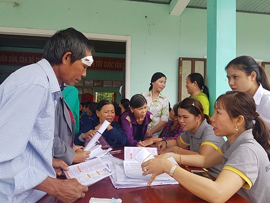 Người dân tìm hiểu về chính sách BHXH tự nguyện tại hội nghị tuyên truyền của ngành bưu điện. Ảnh: D.L