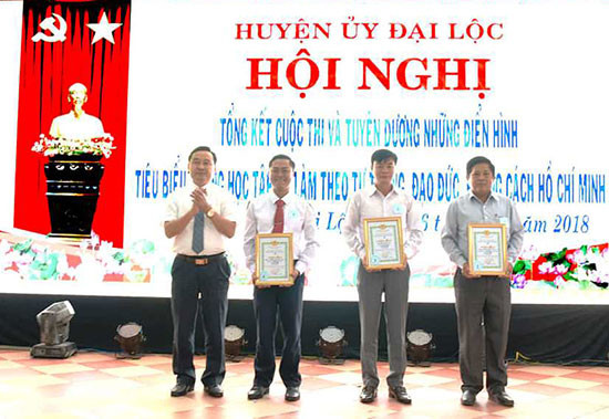 Lãnh đạo Huyện ủy Đại Lộc trao giải cho những tác giả đoạt giải cuộc thi viết tìm hiểu tư tưởng, đạo đức, phong cách Hồ Chí Minh. 