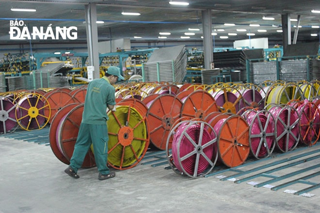Hoạt động kinh doanh, thương mại, dịch vụ… diễn ra sôi động góp phần mang lại nguồn thu cho ngân sách thành phố. (Ảnh chụp tại Công ty CP Cao su Đà Nẵng)