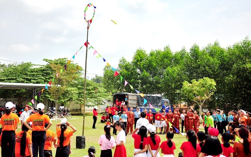 Học sinh Phú  Ninh hào hứng với trò chơi ném còn. Ảnh; VINH ANH