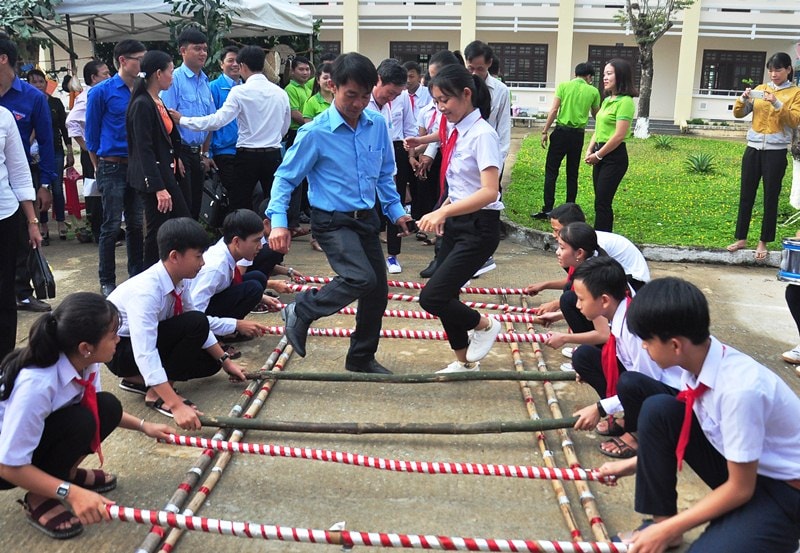 Thầy cô giáo chung vui cùng học sinh trong trò nhảy rạp. Ảnh; VINH ANH