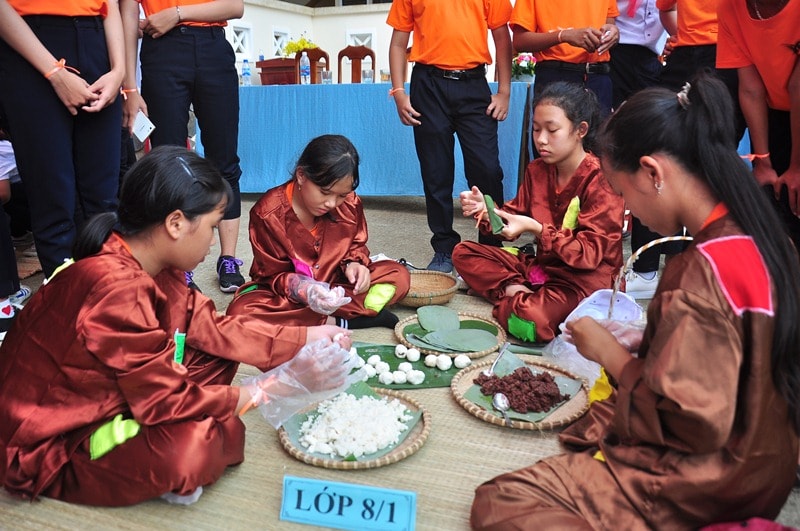 Và thi gói bánh truyền thống. Ảnh; VINH ANH