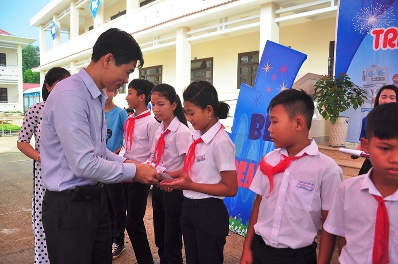 Ông Lê Văn Ninh - Phó Chủ tịch UBND huyện Phú Ninh trao quà cho học sinh có hoàn cảnh khó khănẢnh: VINH ANH ANH