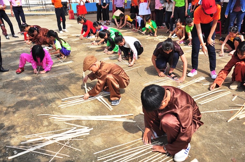 Trải nghiệm đan lát qua phân thi đan nan mốt. Ảnh; VINH ANH