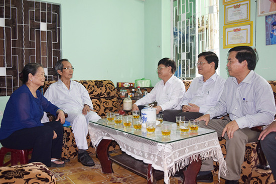 Anh hùng LLVTND Nguyễn Tám (thứ hai trái sang) với đoàn công tác Thành ủy Đà Nẵng (4.2018). Ảnh: H.V