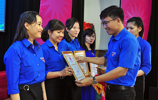 Chị Nguyễn Thị Mỹ Hạnh - Bí thư Đoàn phường Điện Nam Bắc (ngoài cùng bên trái) được tuyên dương danh hiệu “Hoa tháng 10” năm 2018. Ảnh: VINH ANH