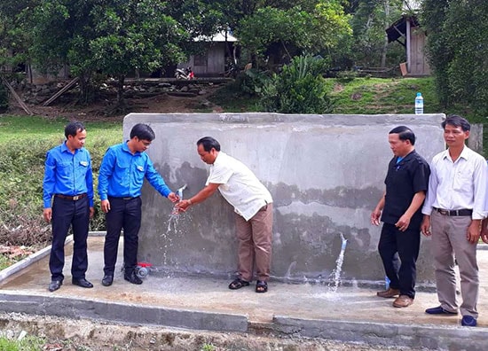 Bể nước cộng đồng được khánh thành, phục vụ nhu cầu sử dụng nước sinh hoạt cho 95 hộ đồng bào thôn Ngói (xã Cà Dy). Ảnh: Đ.N