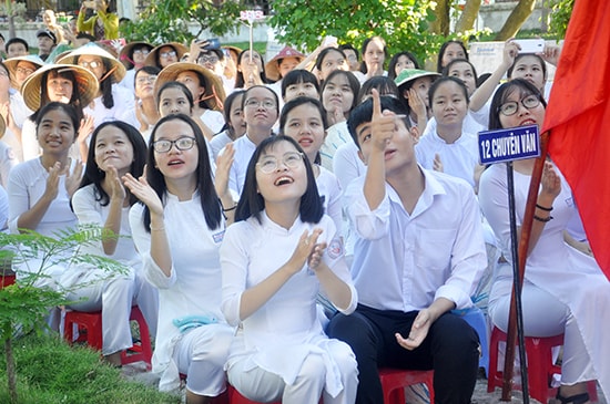 Học sinh trường THPT chuyên được hỗ trợ hằng tháng và học bổng tùy theo kết quả học tập. Ảnh: X.P