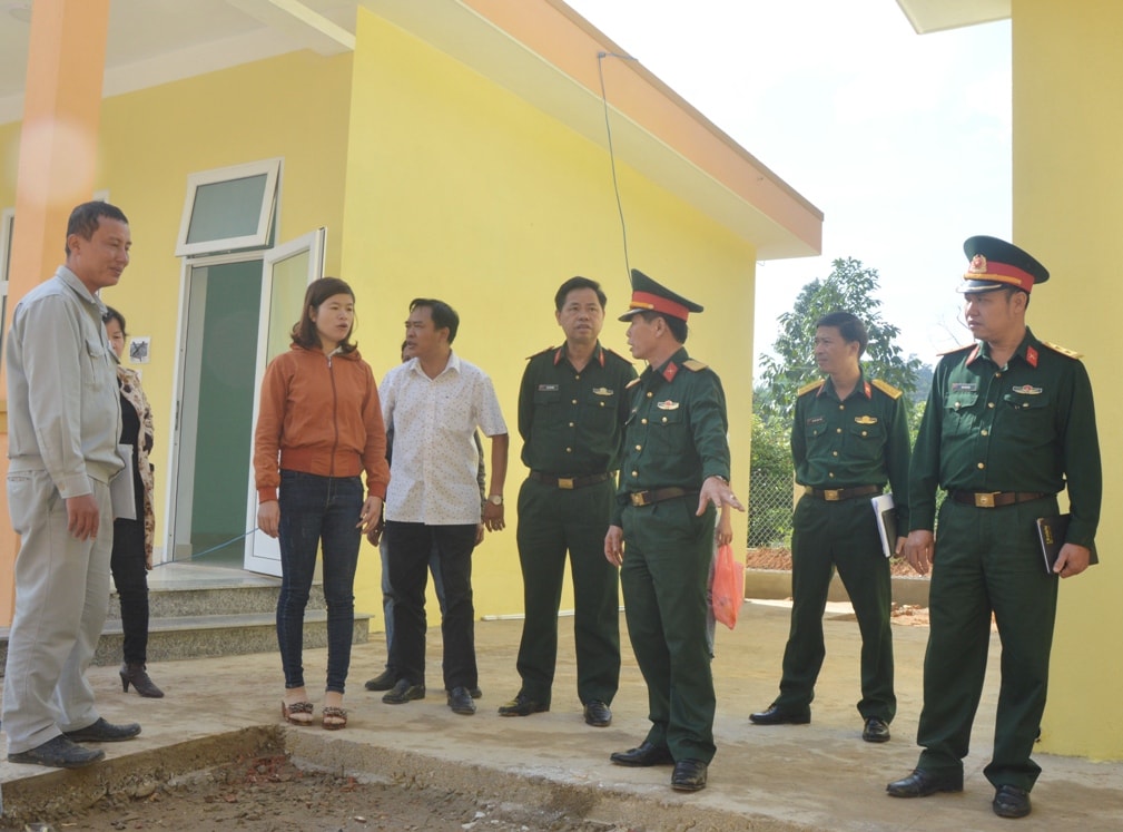 Đại tá Nguyễn Hữu Thức, Phó Chính ủy Bộ CHQS tỉnh nghiệm thu chat lượng công trình Trường tiểu học Khe Chữ.