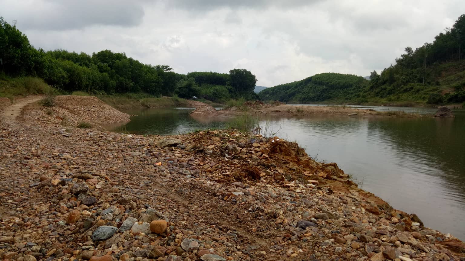 Một khu vực đã bị lấy cát chỉ còn lại hố nước sâu tại bờ sông Tiên. Ảnh: HOÀI AN