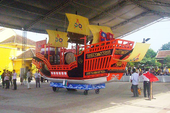 The model of a Red-seal ship was given to Hoi An city by Japan’s Nagasaki Prefecture.