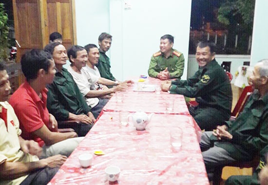 Công an huyện Phú Ninh giao ban, nắm tình hình với tổ tự quản an ninh thôn Tú Hội (xã Tam Thành). Ảnh: L.T