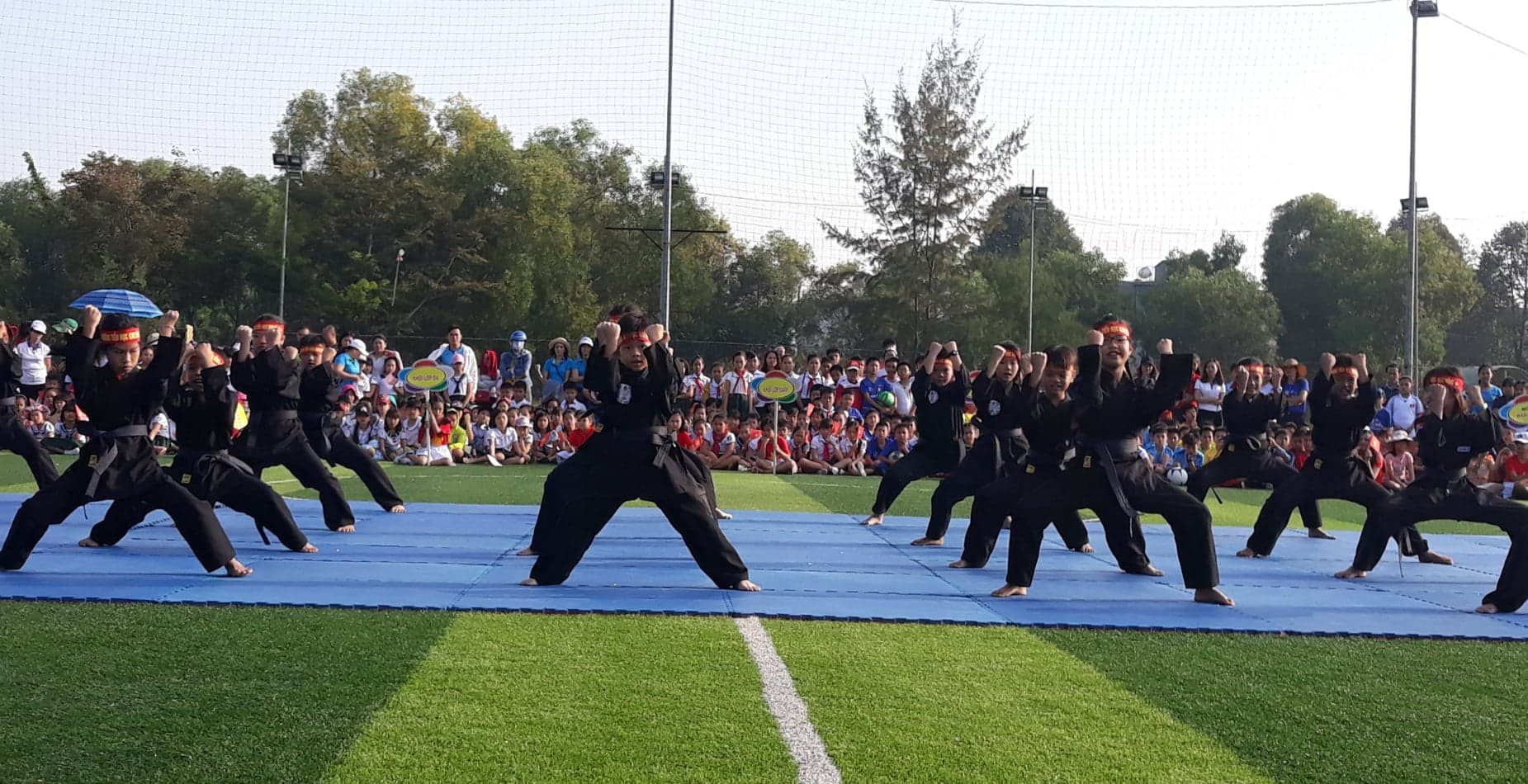 Học sinh Trường TH Kim Đồng đồng diễn võ cổ truyền tại giải thể thao học sinh năm học 2018-2019. Ảnh C.N