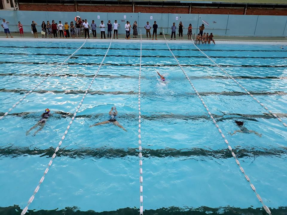 Giải bơi lội trong khuôn giải thể thao học sinh của Trường TH Nguyễn Văn Trỗi. Ảnh: C.N