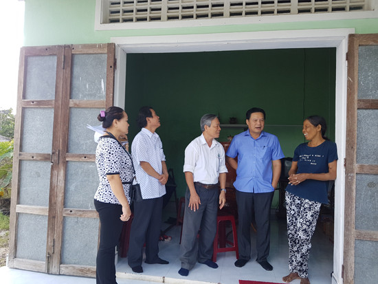 Phó Chủ tịch Lê Văn Thanh đến kiểm tra tại một hộ nghèo đăng ký thoát nghèo năm 2018. Ảnh: D.L