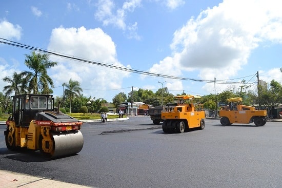 Nhà thầu tập trung máy móc thiết bị chuyên dụng để làm nhiệm vụ. Ảnh: CT