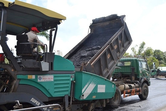 Đổ bê tông nhựa vào máy rải thảm chuyên dụng. Ảnh: CT