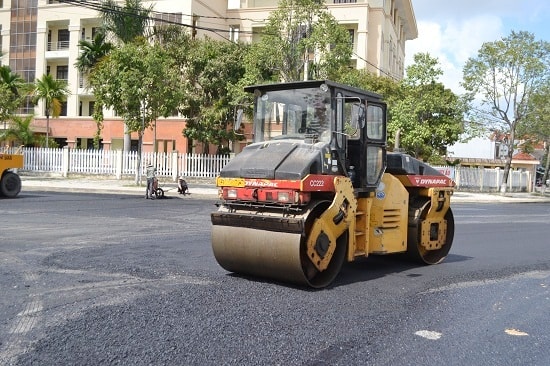 Lu lèn bằng xe lu bánh thép. Ảnh: CT