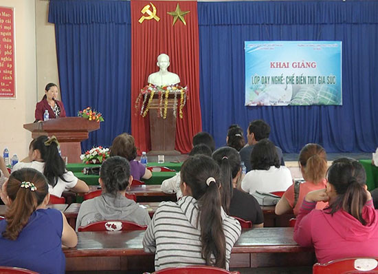 Các lớp học nghề do Hội LHPN huyện Thăng Bình phối hợp tổ chức luôn thu hút đông hội viên phụ nữ tham gia. Ảnh: G.B