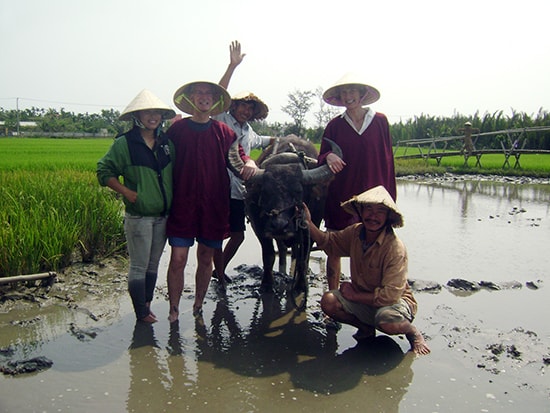 Quy chế quản lý homestay giúp người dân thuận tiện hơn nhưng cũng gây lo ngại dịch vụ này sẽ phát triển chệch hướng.  TRONG ẢNH: Một hoạt động trong dịch vụ homestay. Ảnh: V.LỘC